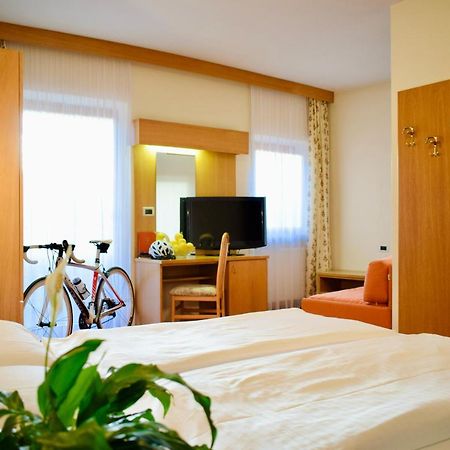 Hotel Waldheim Sarnonico エクステリア 写真
