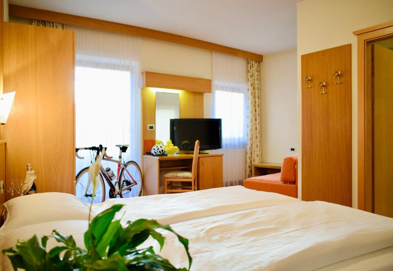Hotel Waldheim Sarnonico エクステリア 写真