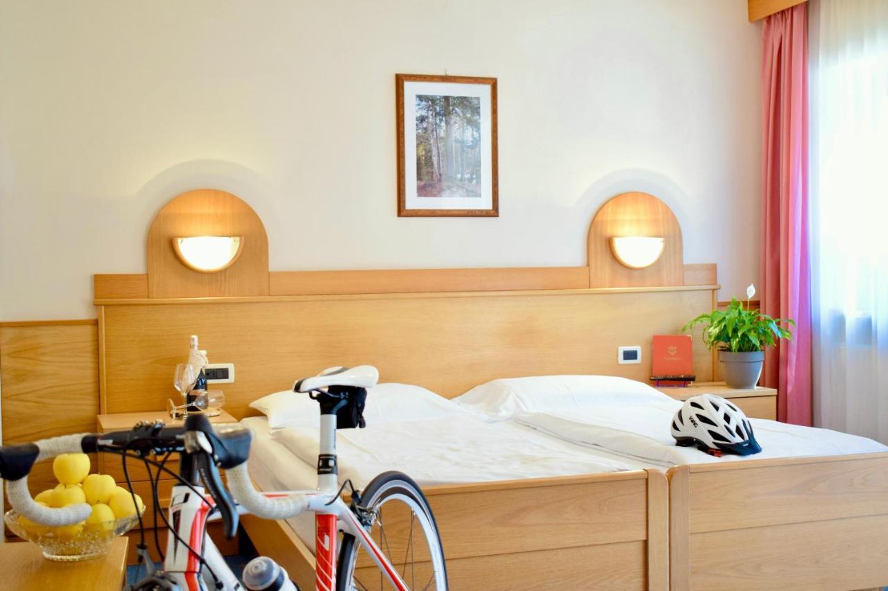 Hotel Waldheim Sarnonico エクステリア 写真