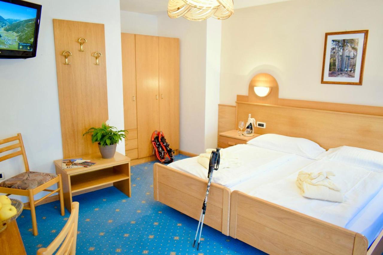 Hotel Waldheim Sarnonico エクステリア 写真