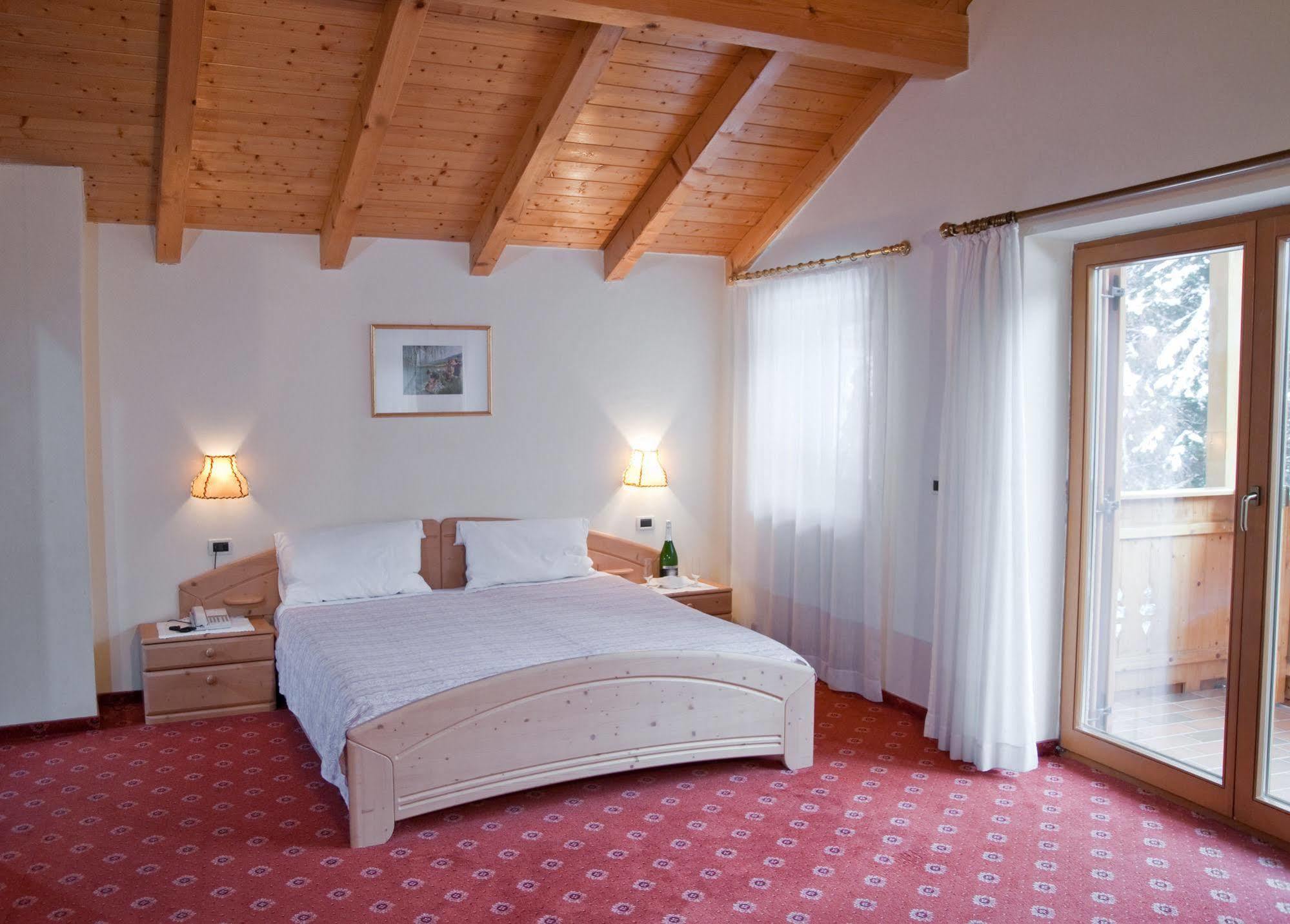 Hotel Waldheim Sarnonico エクステリア 写真
