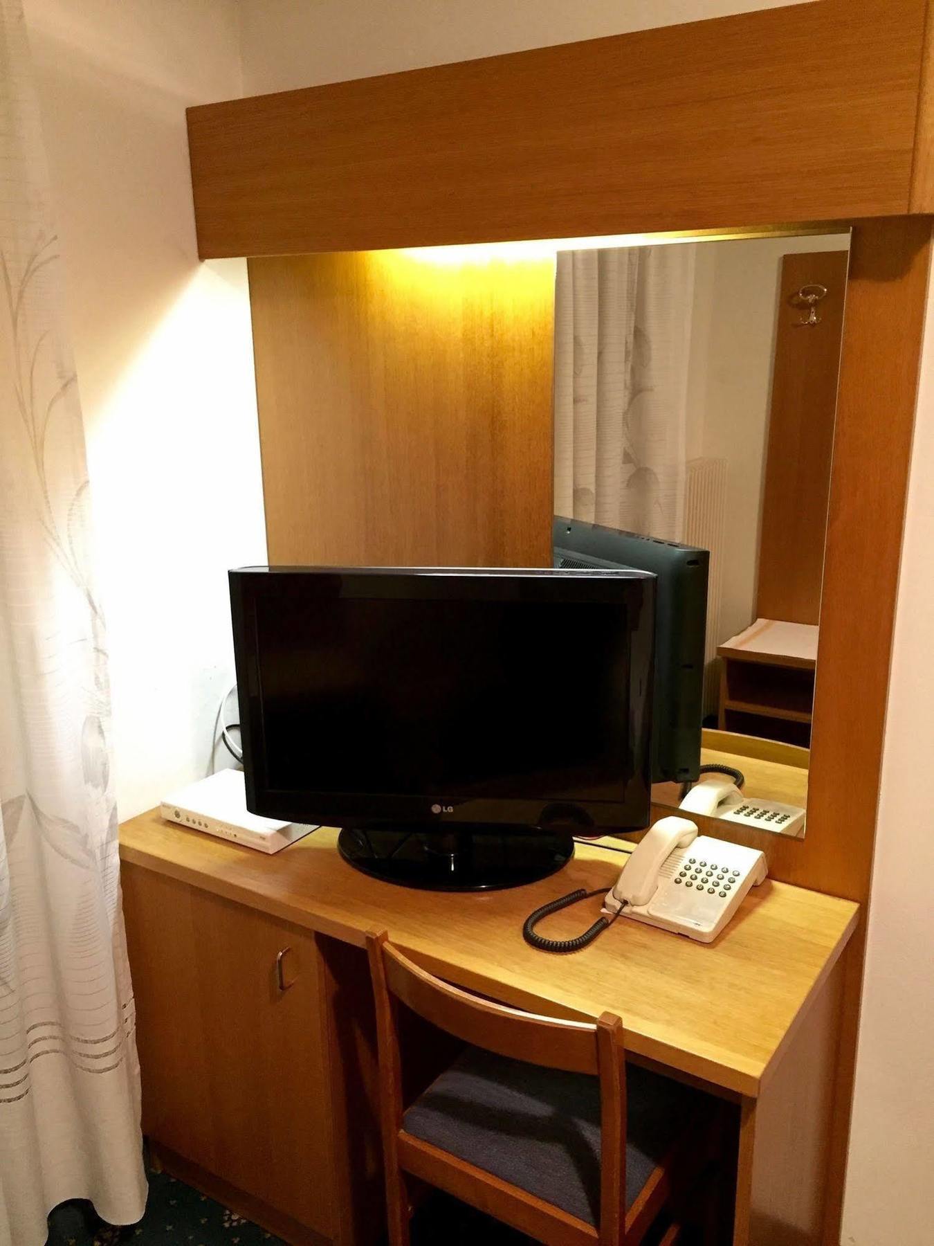 Hotel Waldheim Sarnonico エクステリア 写真
