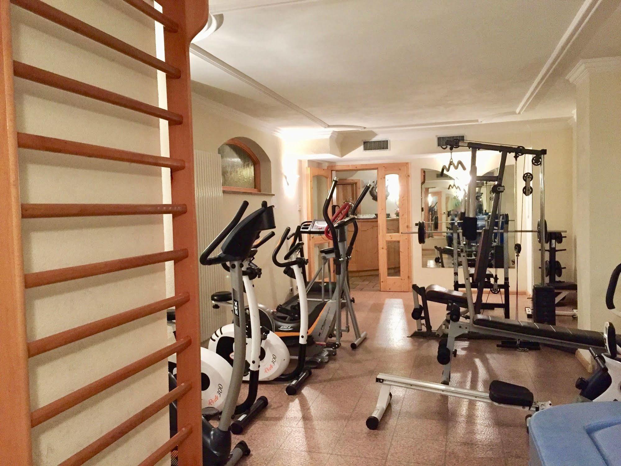 Hotel Waldheim Sarnonico エクステリア 写真