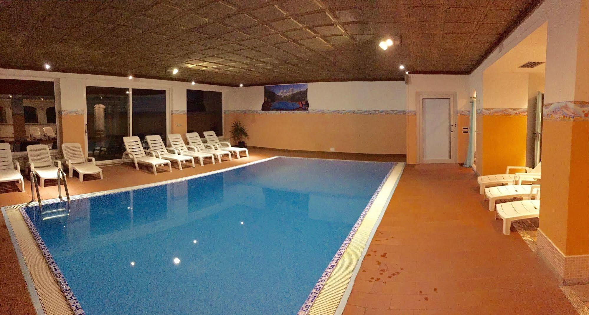 Hotel Waldheim Sarnonico エクステリア 写真